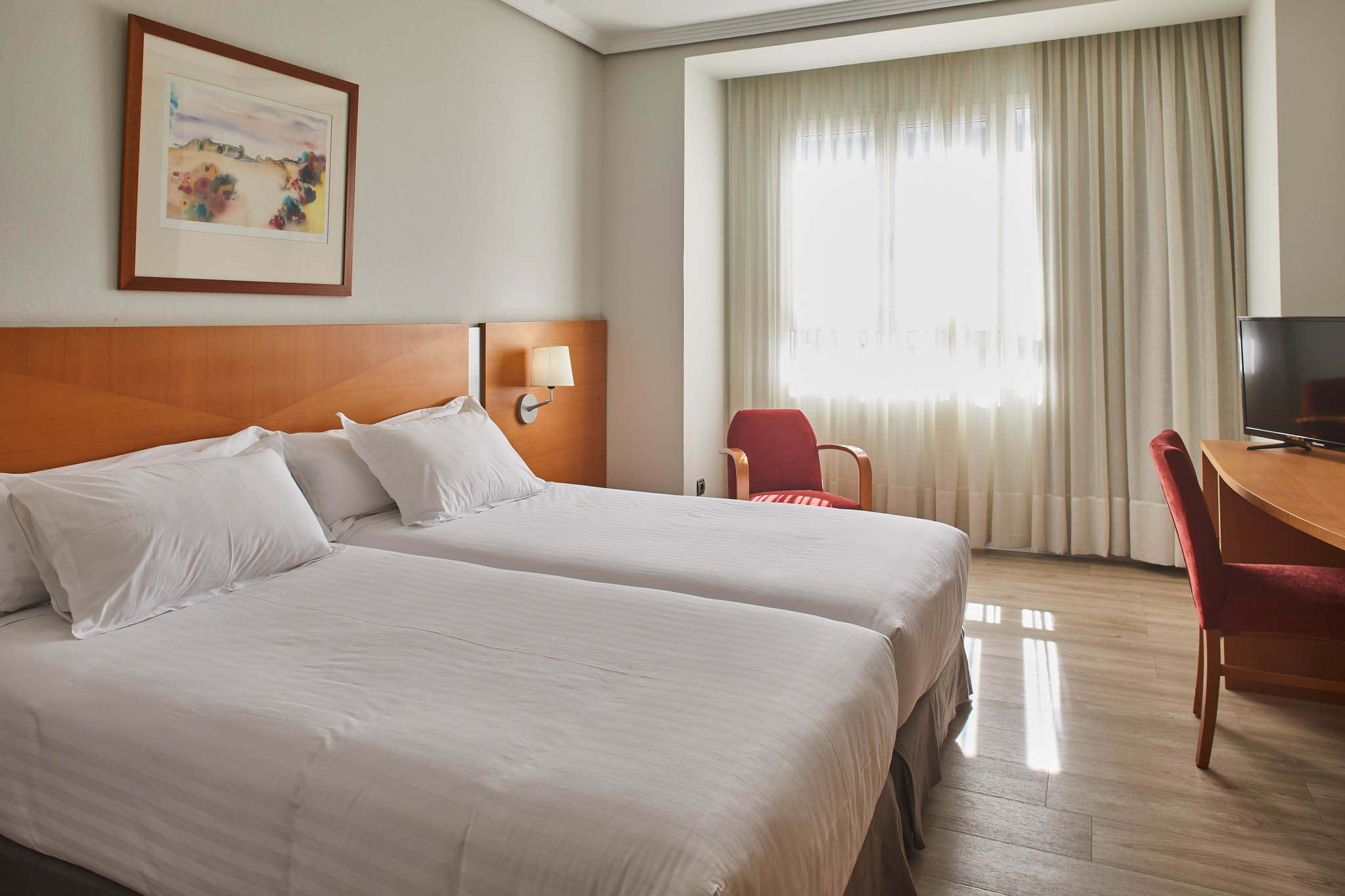 Habitación de hotel con dos camas.