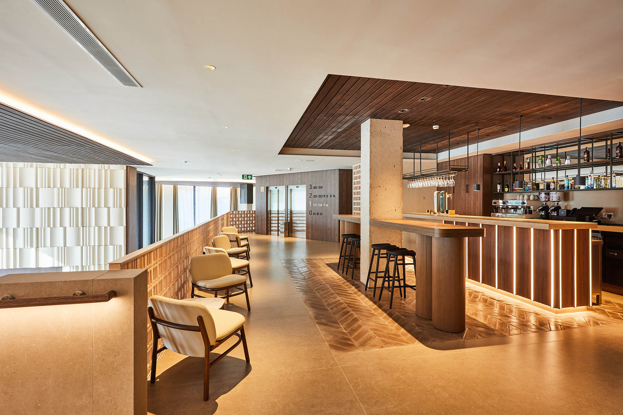 Bar moderne avec des chaises et des tables.