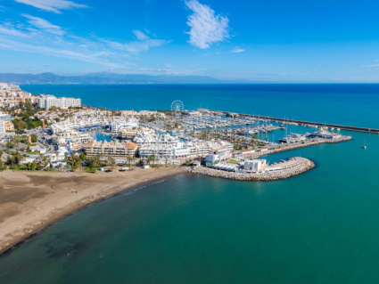 Luftaufnahme des Yachthafens von Benalmádena und des Riesenrads in Spanien.