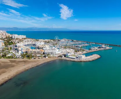 Luftaufnahme des Yachthafens von Benalmádena und des Riesenrads in Spanien.