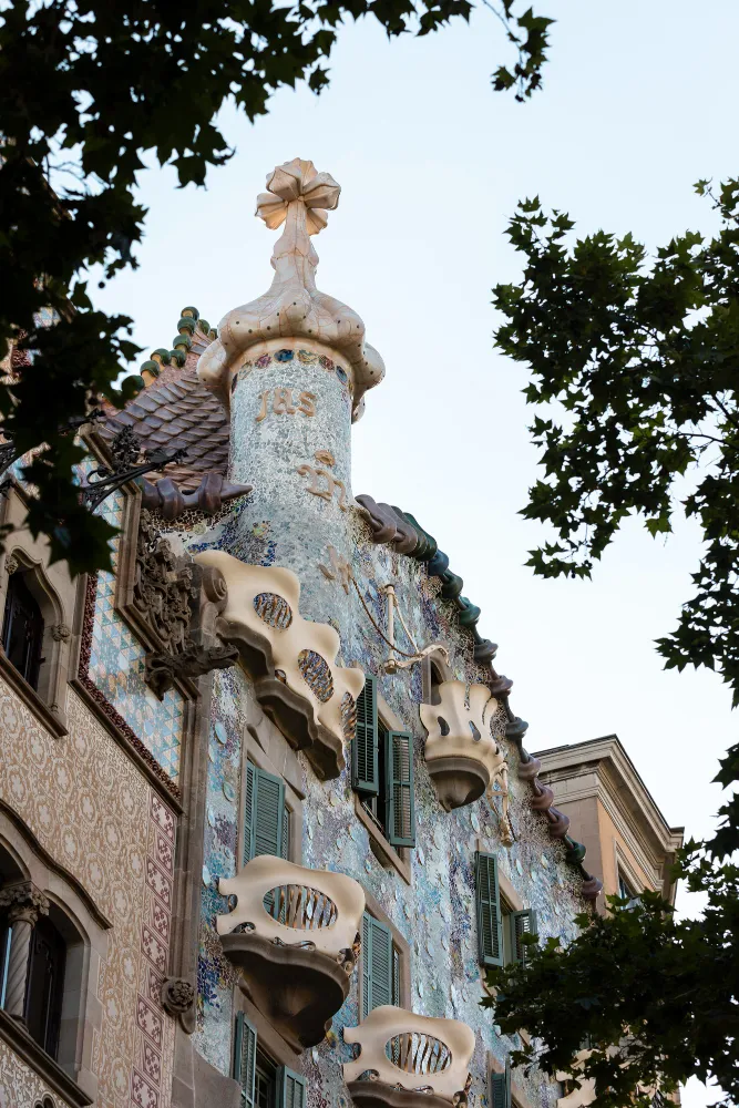 Fachada modernista con detalles ornamentales Barcelona