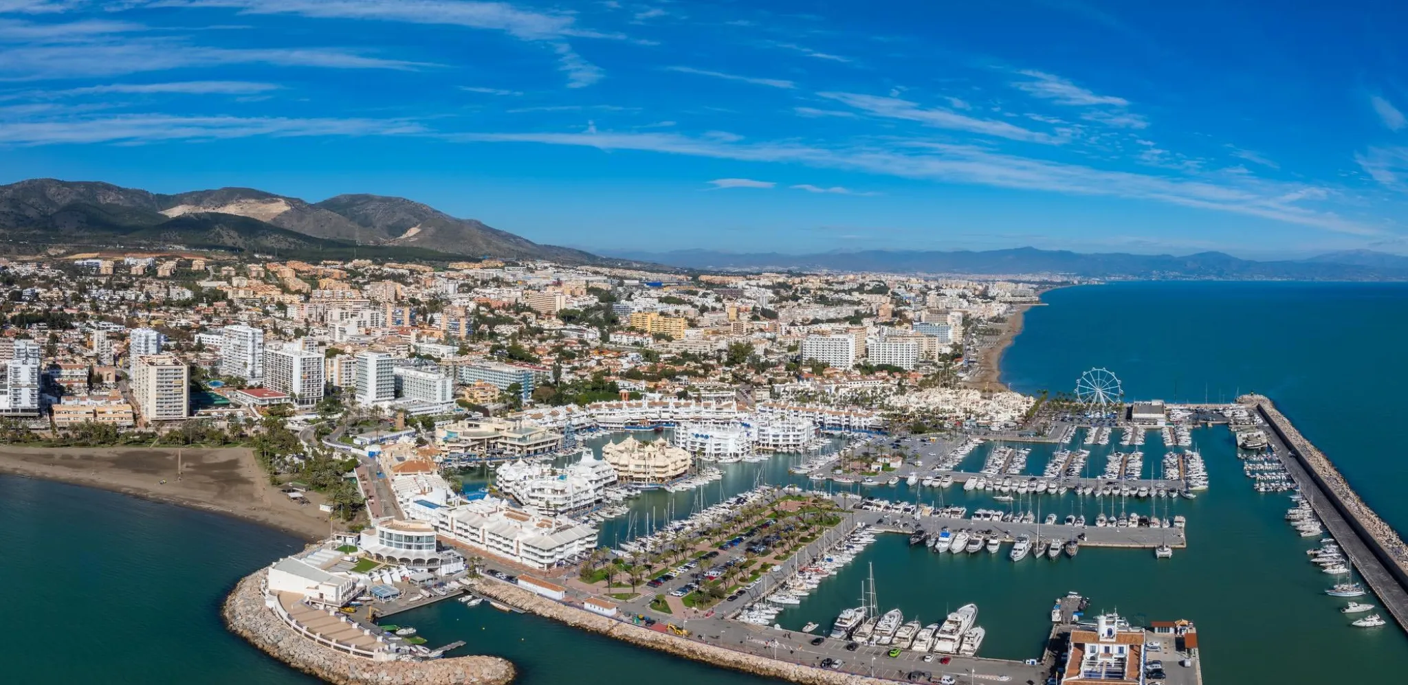 Vista aérea del puerto y la costa de Benalmádena en España.