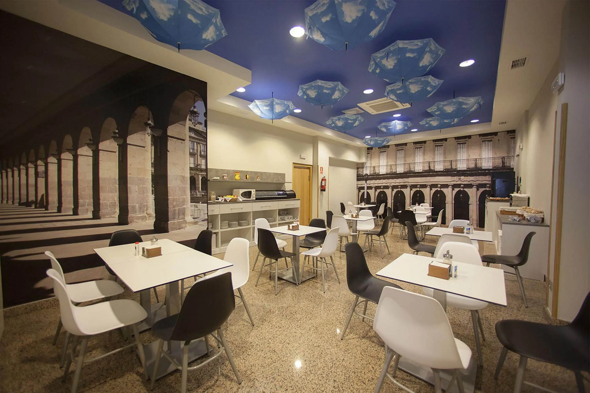 Cafetería moderna con decoración de paraguas.