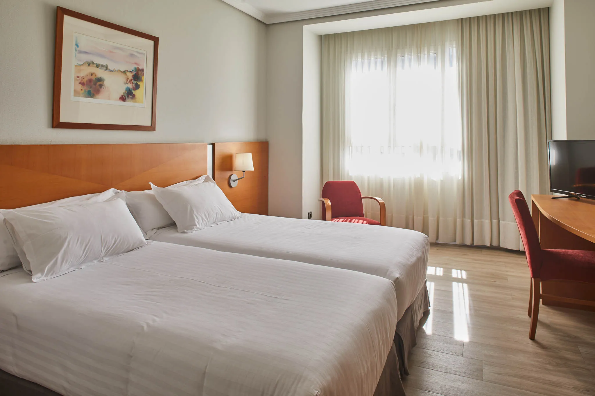 Chambre d'hôtel avec deux lits.