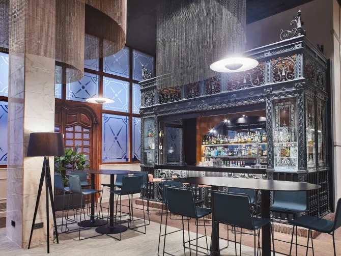 Luxuriöse Bar mit moderner und klassischer Dekoration.