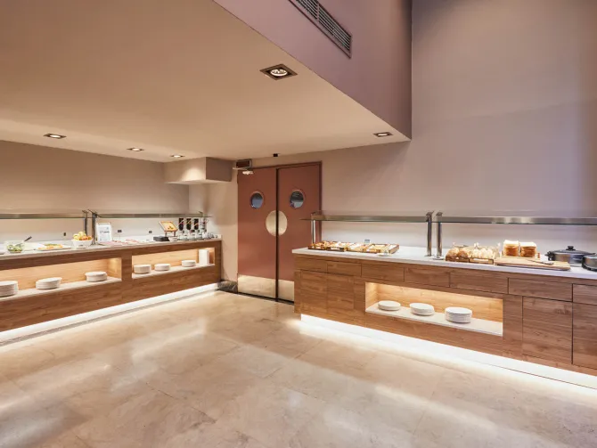 Buffet d'hôtel avec une nourriture variée.