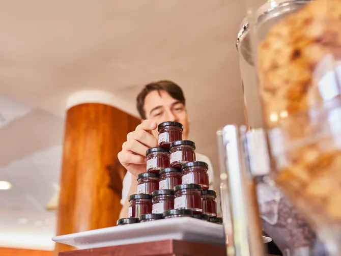 Service de chambre personne avec plateau de nourriture
