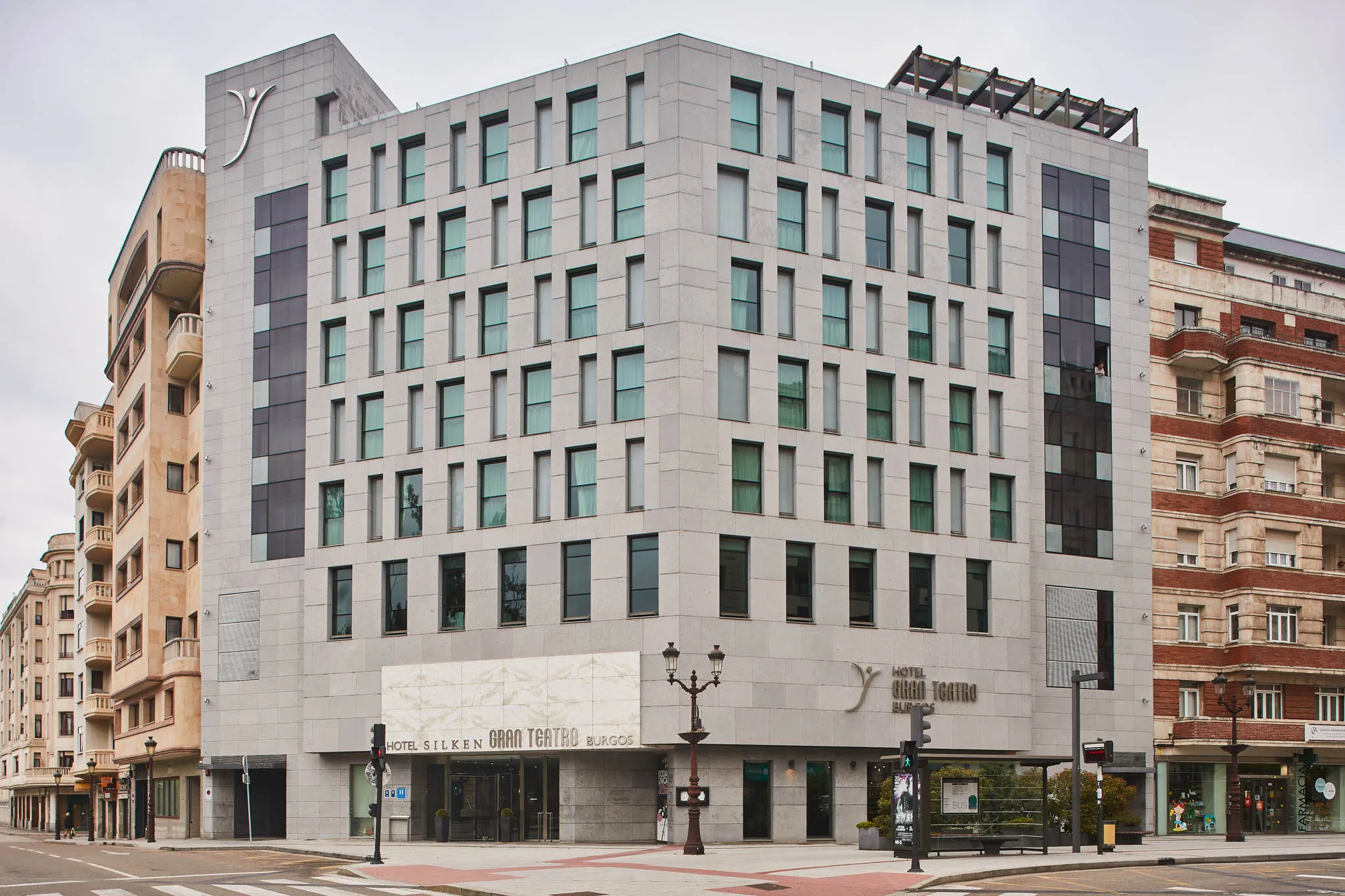 Edificio moderno en esquina urbana.