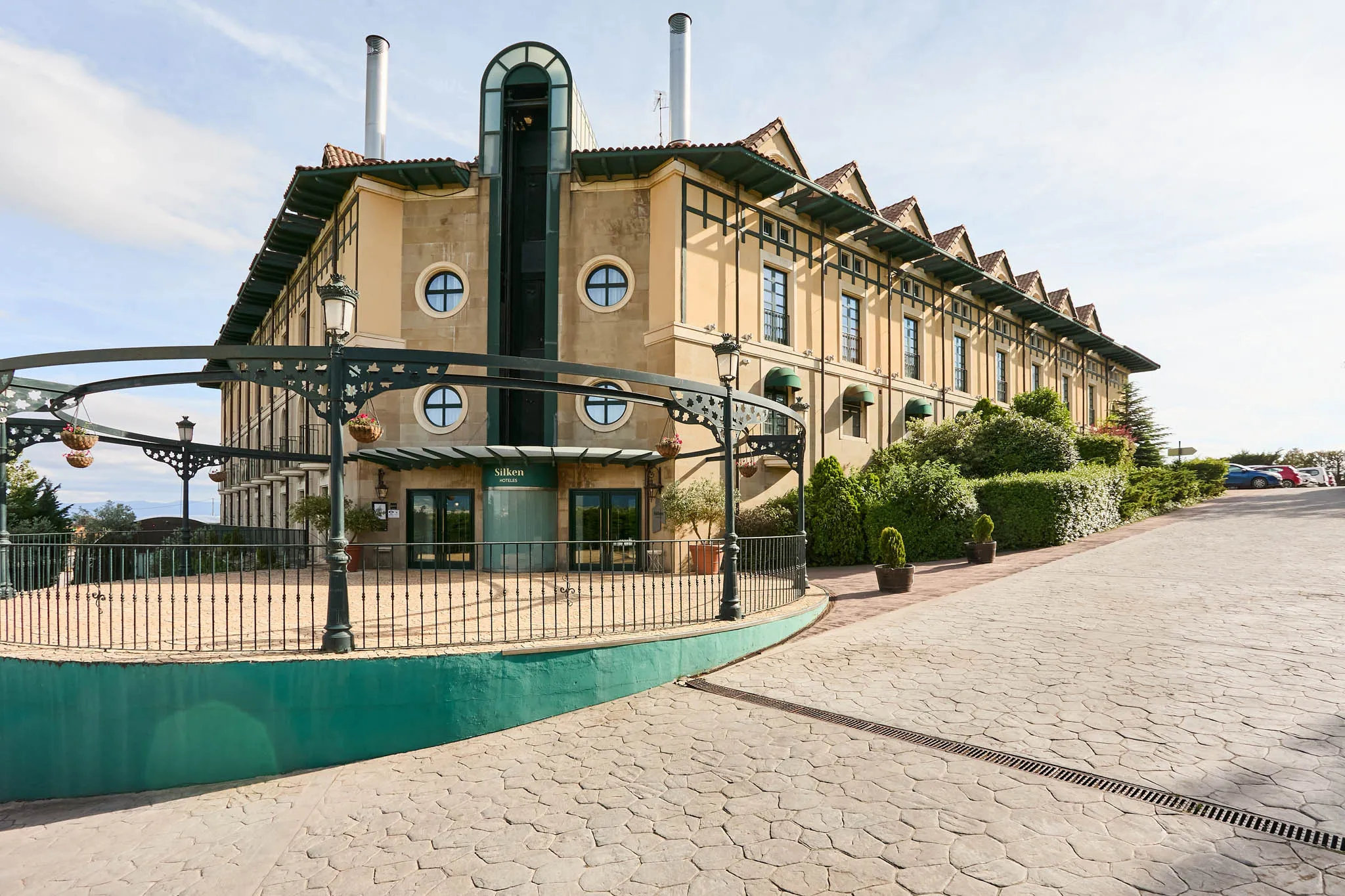 Hotel de estilo tradicional con jardines.