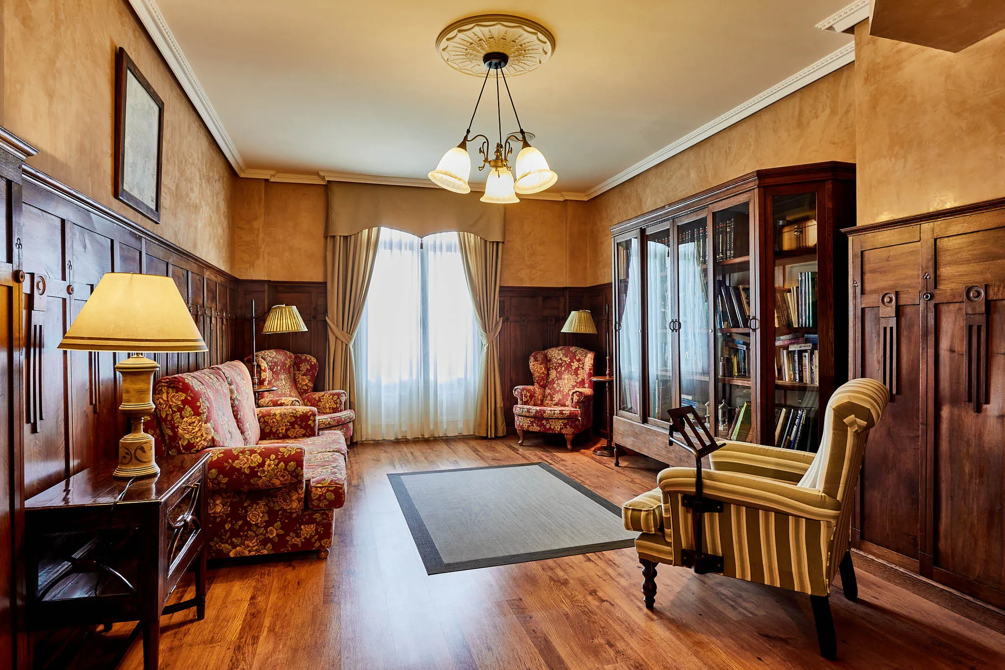 Sala de estar clásica con muebles antiguos.
