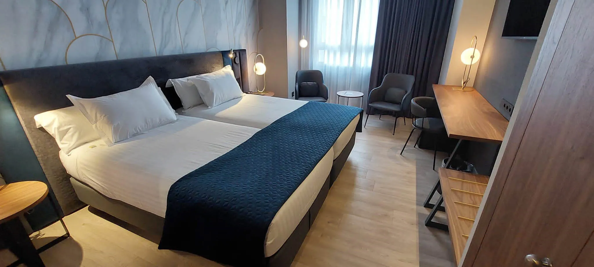 Chambre d'hôtel avec deux lits.