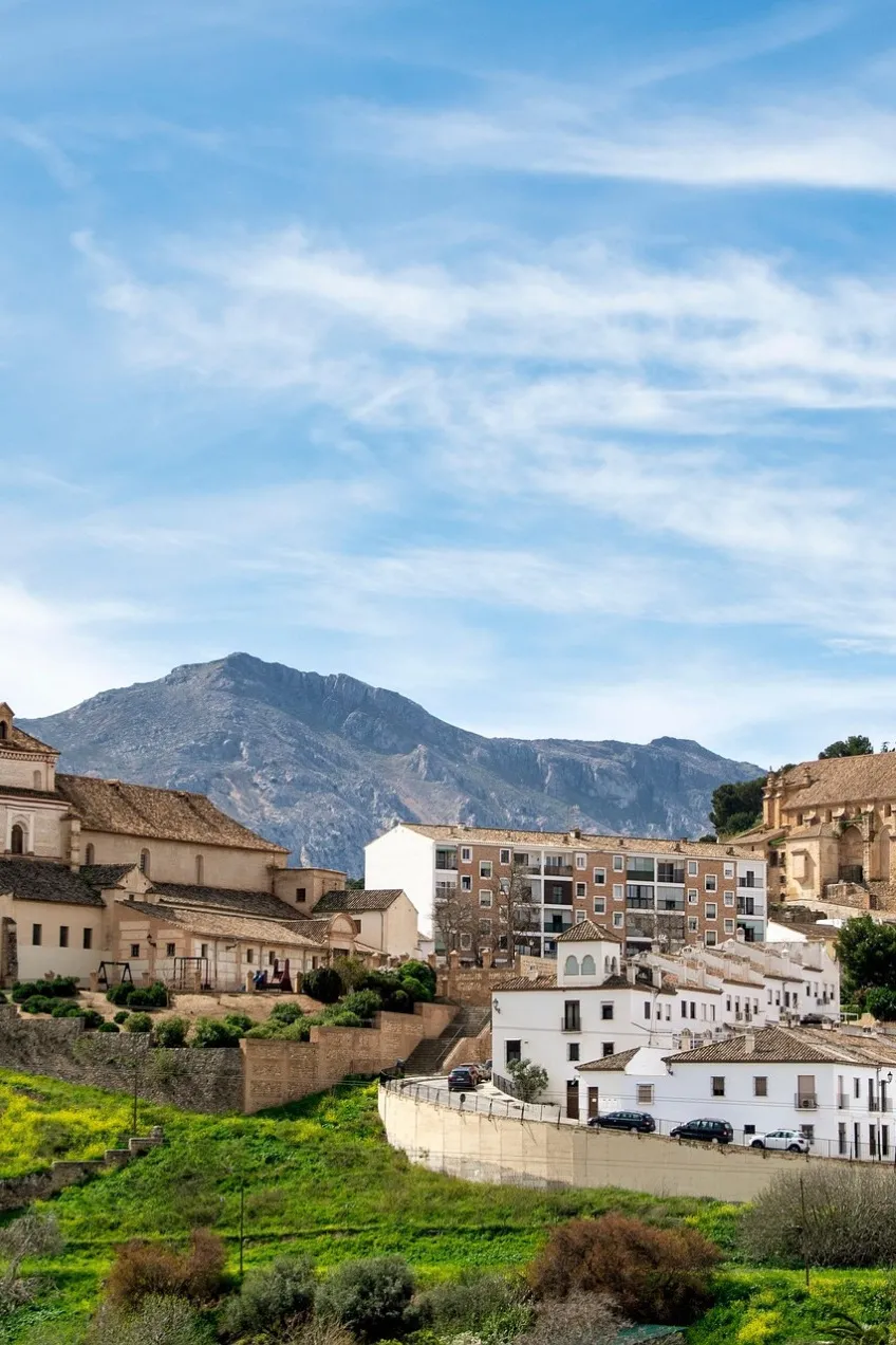 Antequera avec la sierra et son centre historique en arrière-plan.