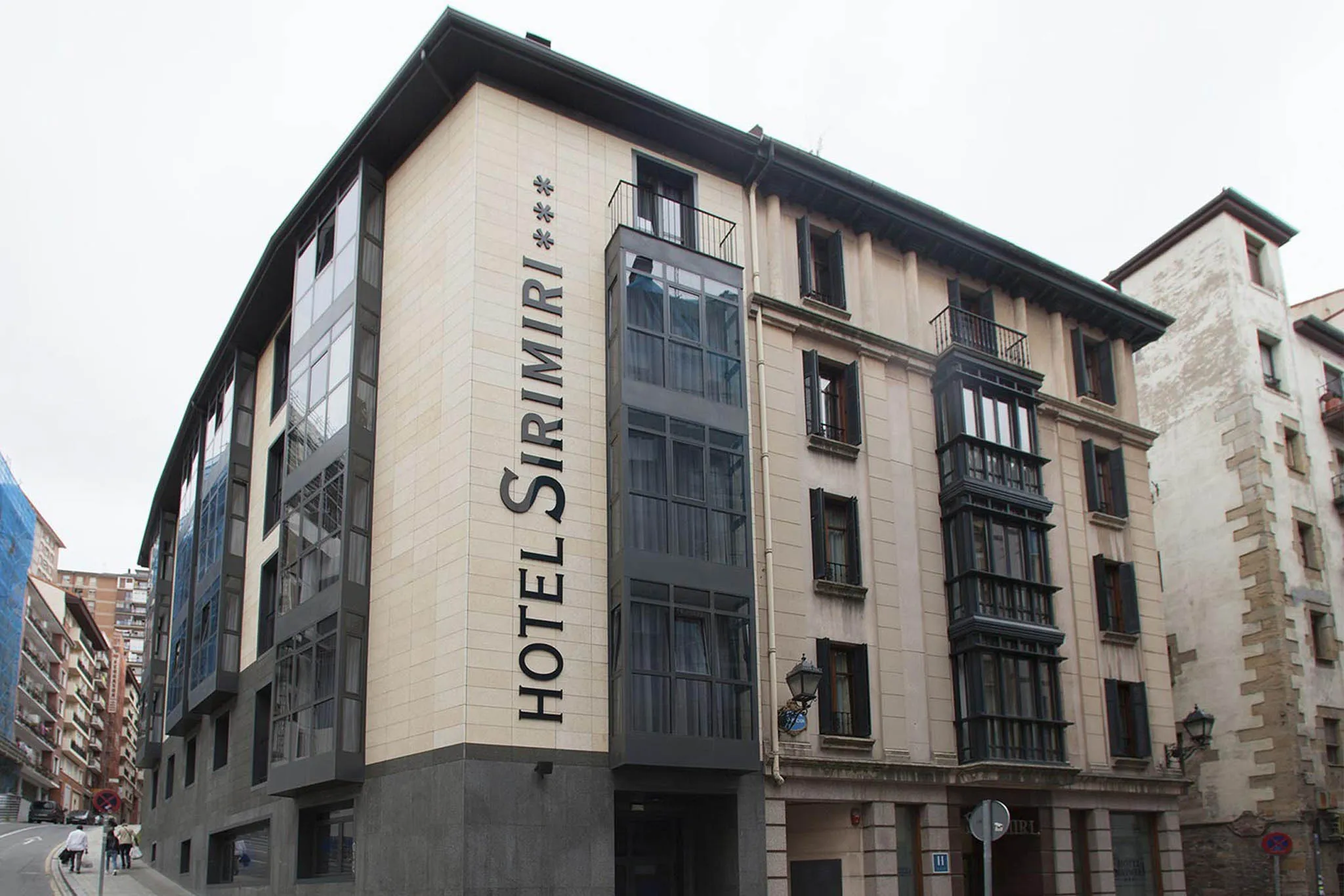 Edificio moderno de hotel urbano.