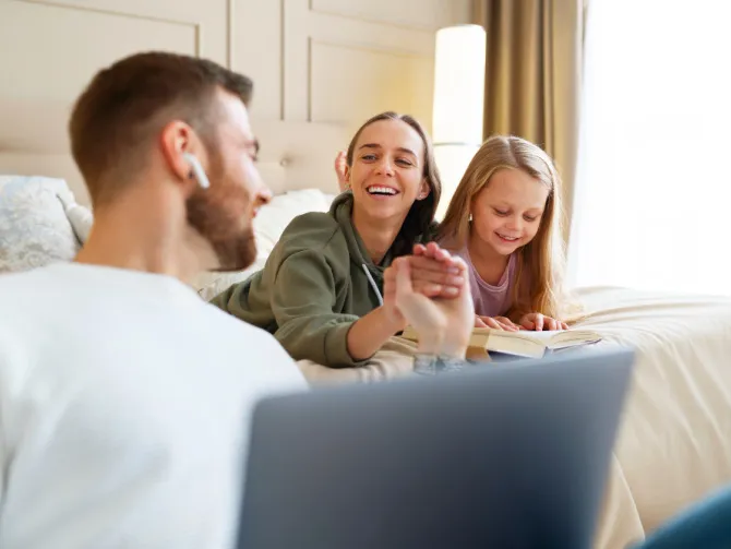 Mère et fille dans le lit avec une tablette.