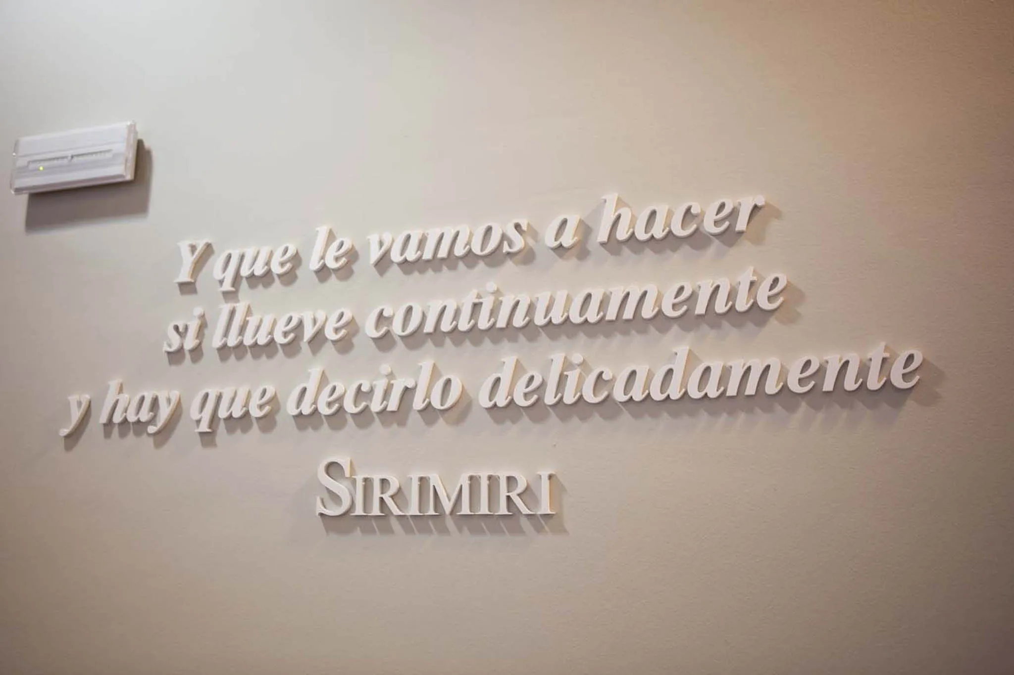 Texto en la pared sobre llovizna.