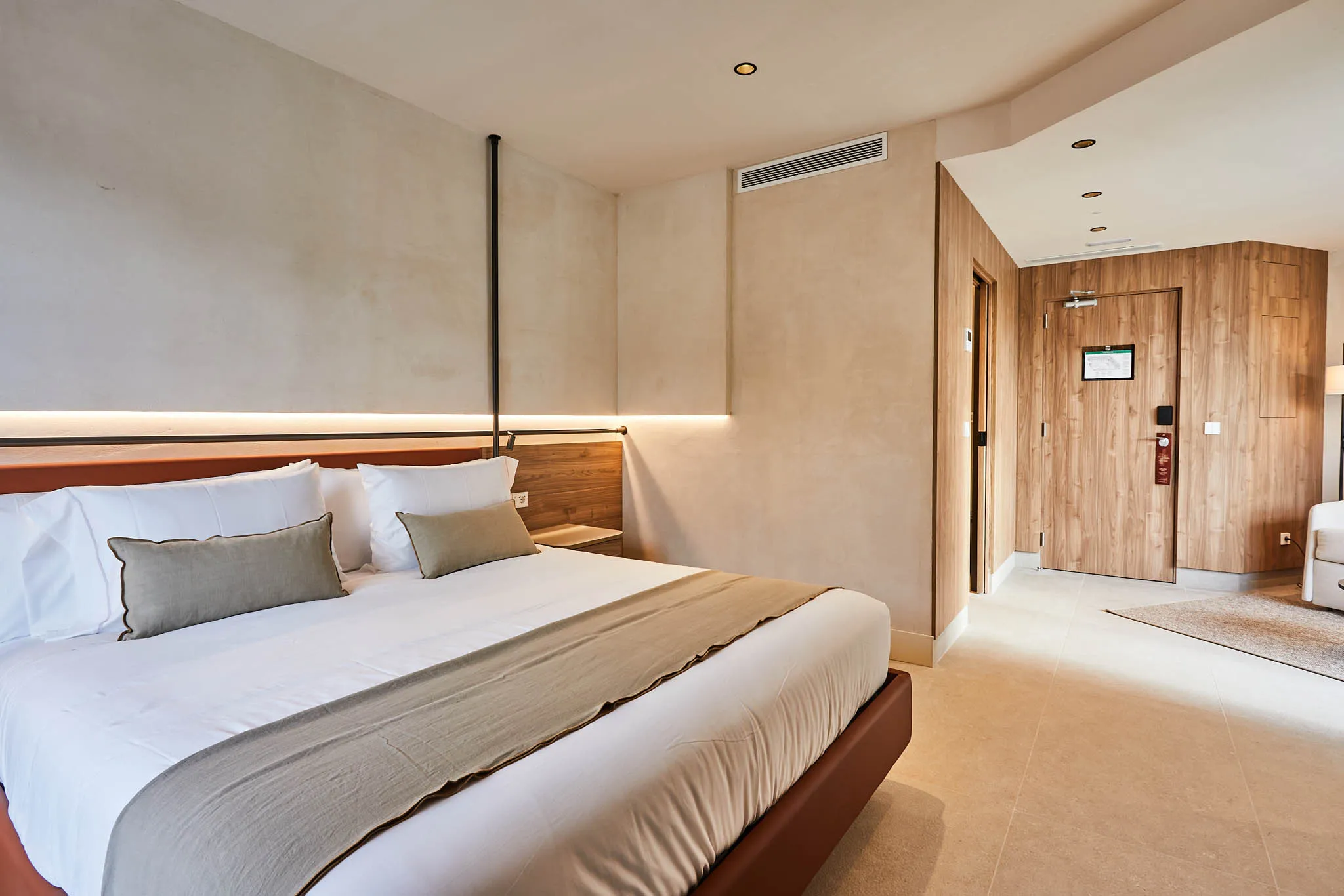 Modern and minimalist hotel room.