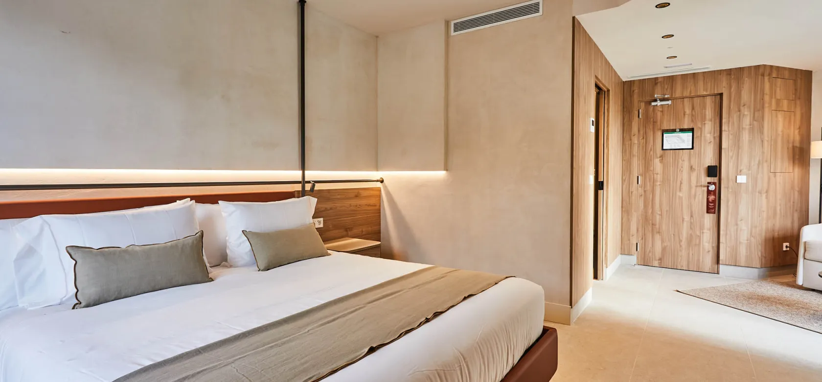Habitación de hotel moderna y luminosa.