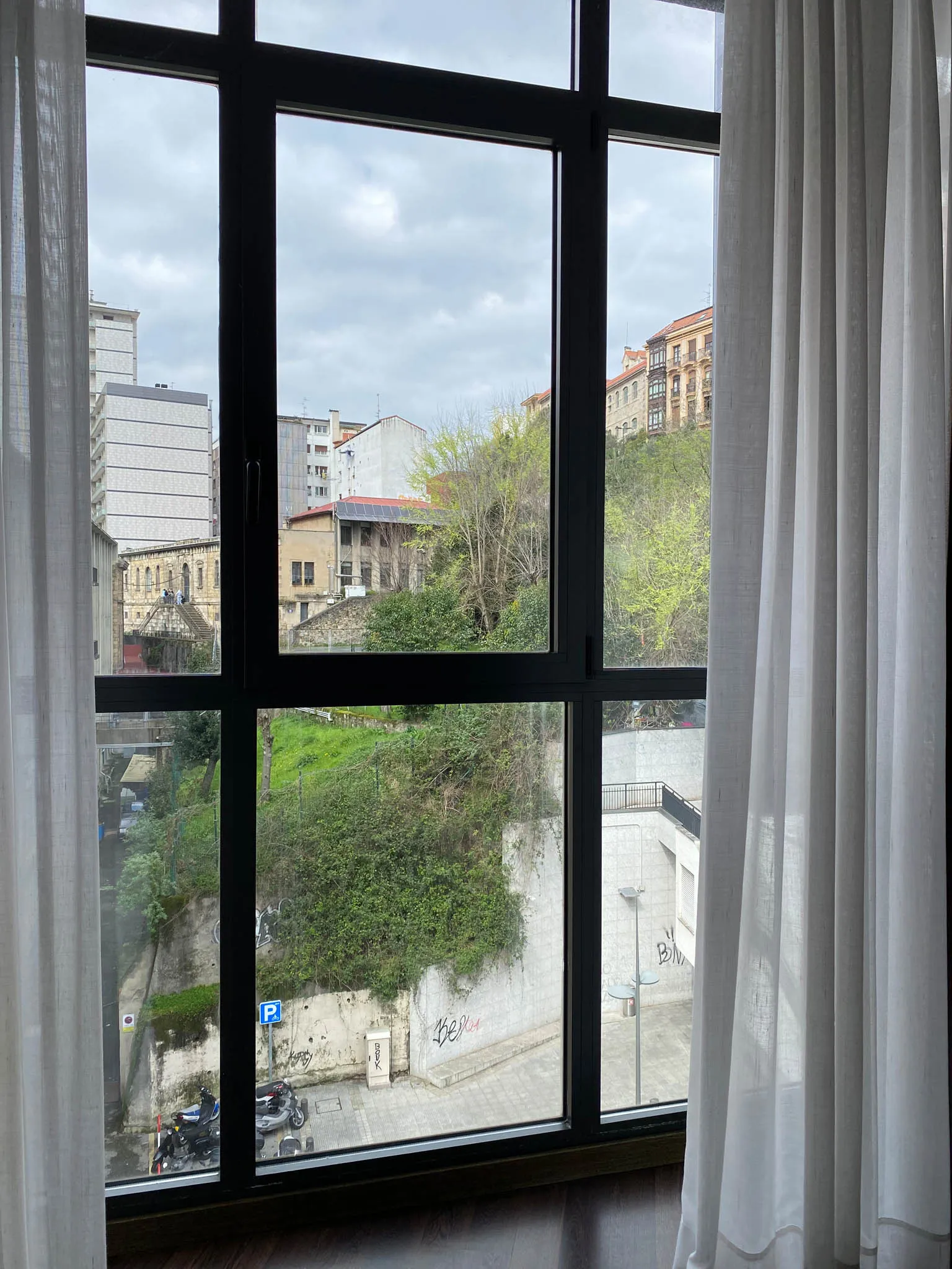 Vista urbana desde una ventana amplia.