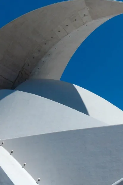 Auditorio de Tenerife con su característica estructura curva bajo un cielo azul