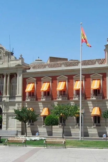 Das Gebäude der Provinzverwaltung von Ciudad Real an einem sonnigen Platz