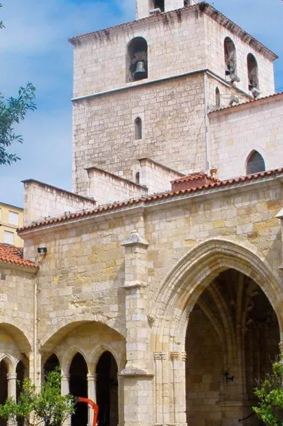 Claustro de la Catedral de Santander con arcos de piedra y campanario
