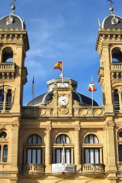Fachada del Ayuntamiento de San Sebastián bajo un cielo azul