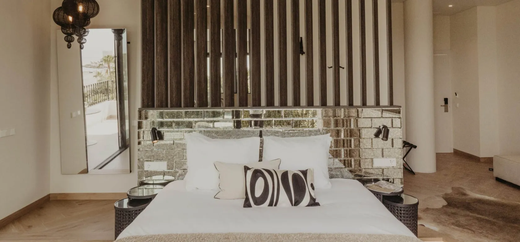 Habitación moderna con cama doble.