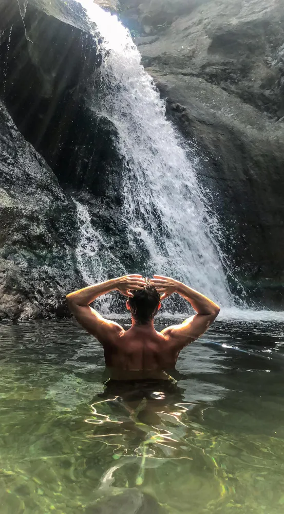 destino pirineos baño en el río