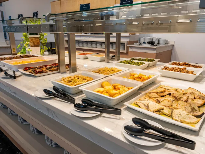 Buffet d'hôtel avec une nourriture variée.