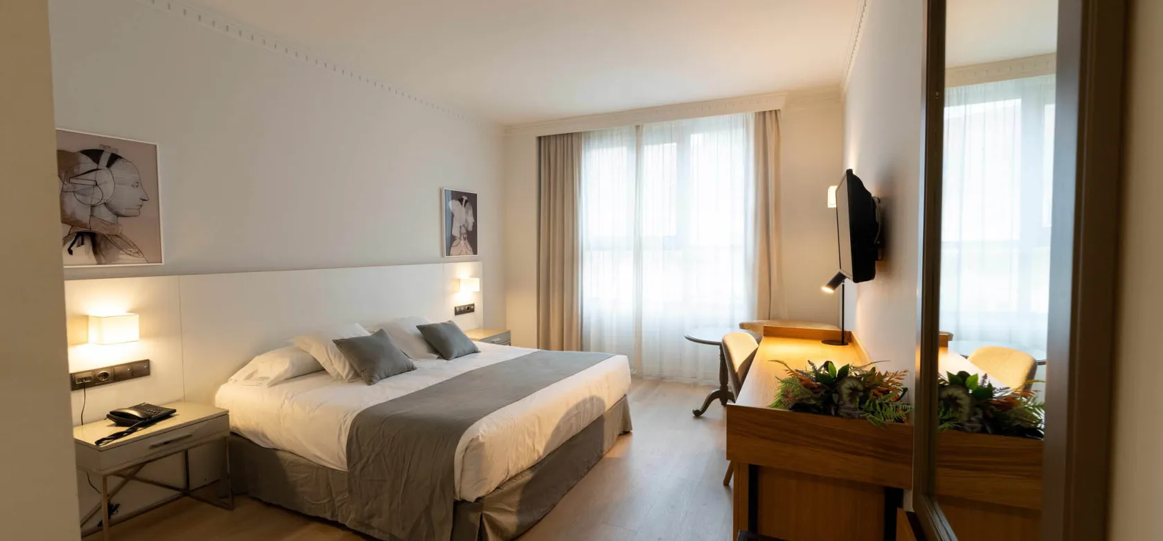 Modernes Zimmer mit Doppelbett.