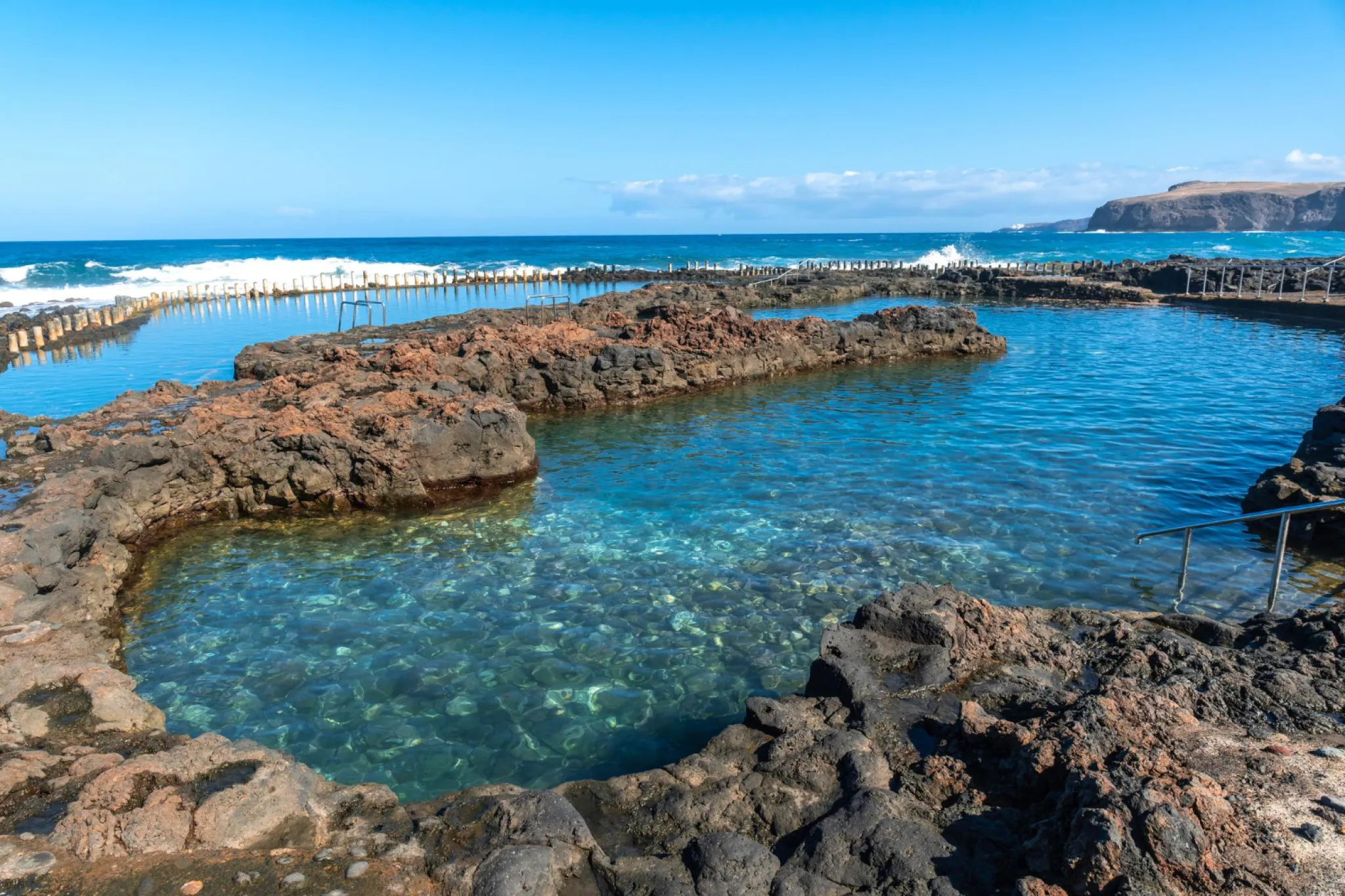 Piscina natural rodeada de rocas volcánicas Gran Canaria