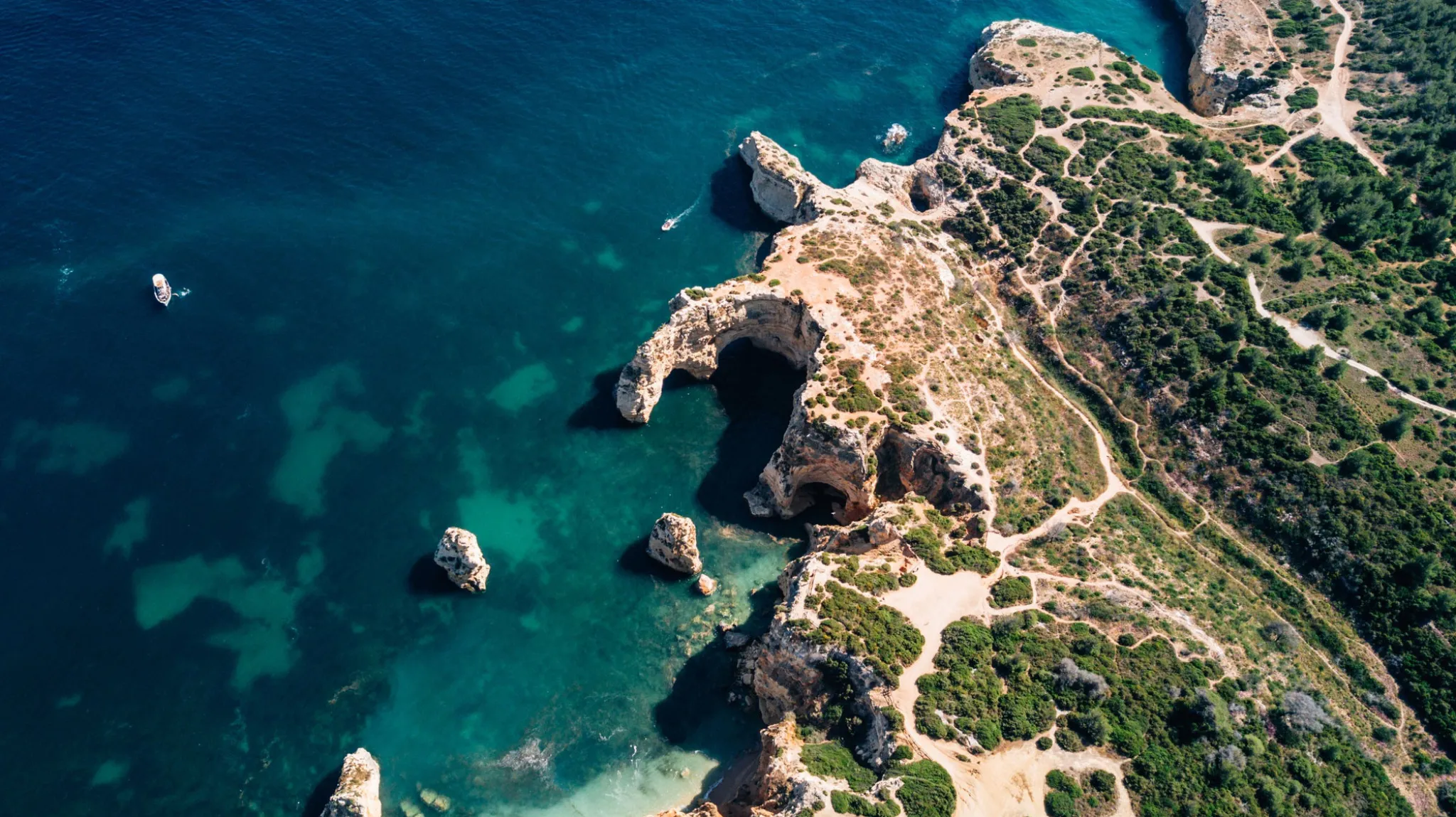 Costa rocosa y mar azul cristalino.