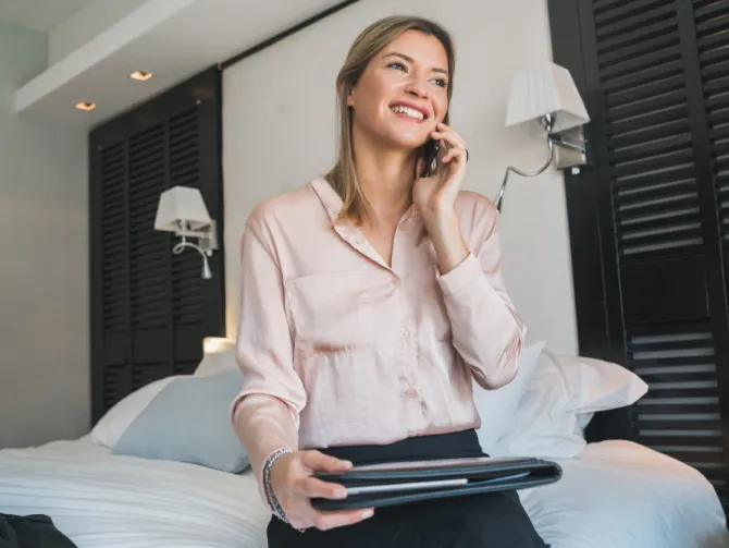 Femme souriante en train de parler au téléphone.