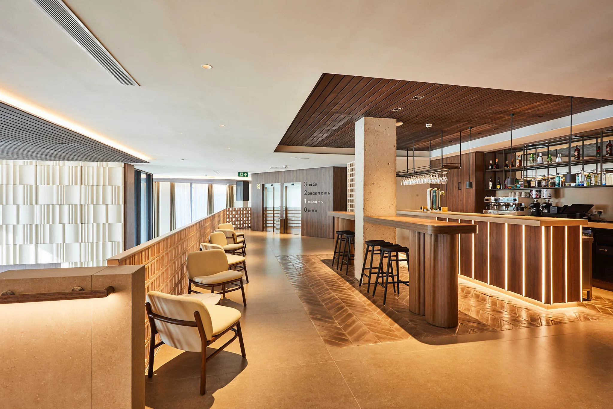 Bar moderno con sillas y mesas.