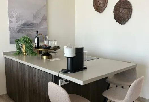 Bar lujoso con decoración moderna y clásica.